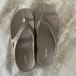NEW, NEVER WORN Women’s Floopi leopard print arch support thong sandals size 8.